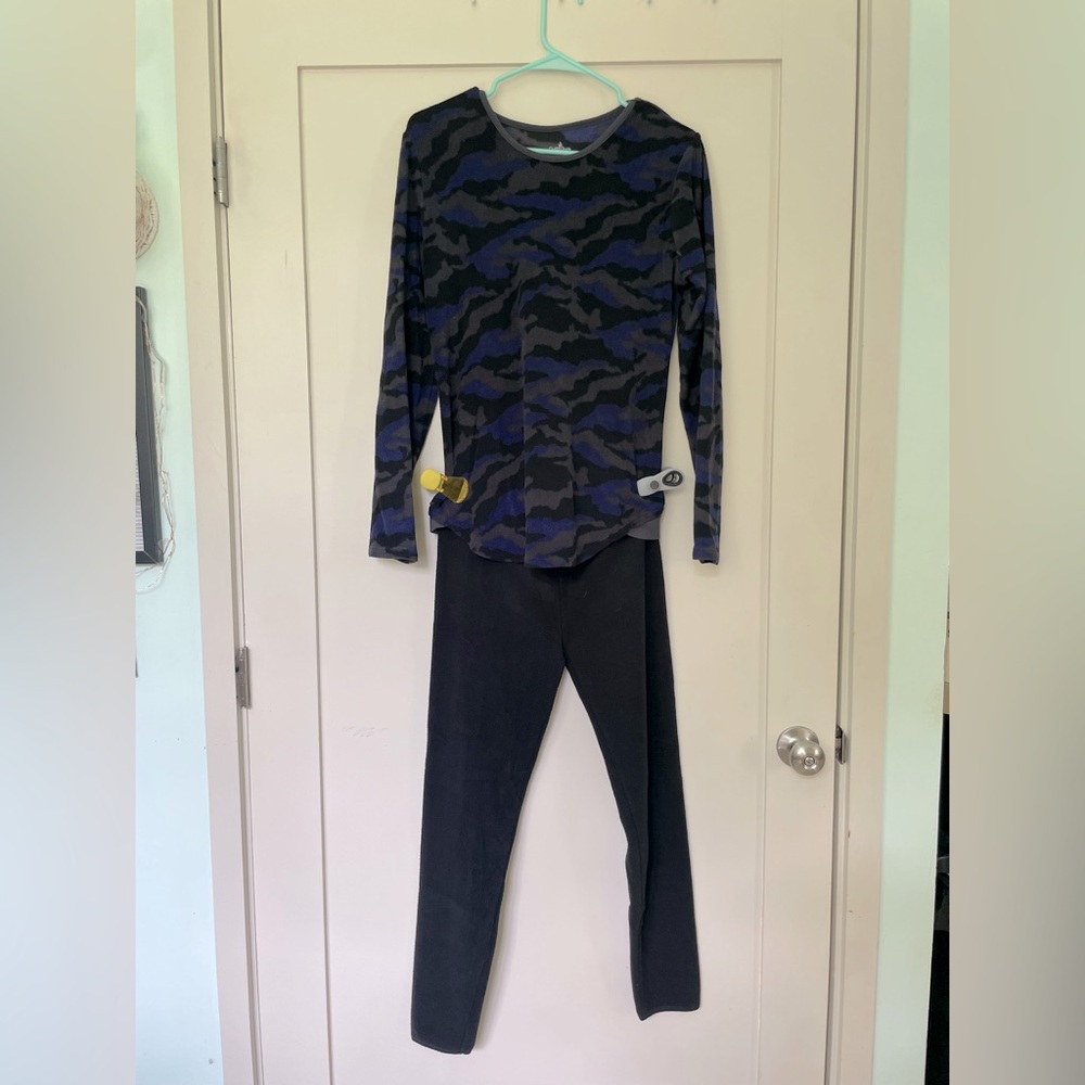 Cuddl Duds Black and Blue Camo fleece Long Sleeve Top and leggings set